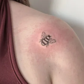 Little bee - Minimalist Blackwork